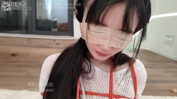 【樱桃小M】小姐姐被抚摸的舒服的伸舌头，真的太可爱了