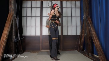 【试炼工作室】性感的瑜伽女孩裤里丝被迷晕紧缚蹂躏悬吊双脚离地