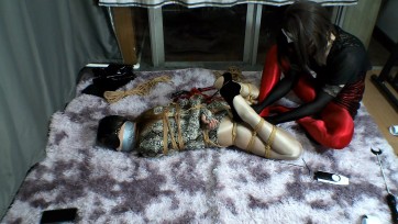 【安安的安】《歆月与安安》超重手TJ大餐！油亮肉丝超高跟分腿紧缚内置小可爱，胶带严密封嘴+塑料袋全程下狠手，内置+点击全开直接玩哭，又痛又爽的感觉导致全身使劲挣 扎，承受力超...