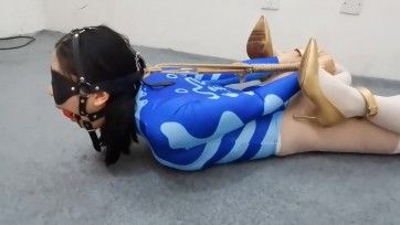 【HD飞天原创】白丝泳衣一字铐，黑丝开档刑架紧固，上有假丁丁堵嘴，下插肛拴，两手后提到极限，七层黑白丝罩头，气喘息息，疼痛难忍，GC失禁一爽到底......