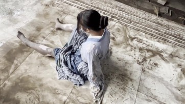 【小瓶子】汉服白丝少女地库男厕所打滚弄脏