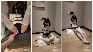 【牧诗原创】霄酱第三集（上）体操服霄酱原味袜子+肌肉贴堵嘴+椅子M腿棒棒强高+鸭子坐郊狼棒棒折磨+坐在地上摆漂亮的姿势+崩溃时求baba放过