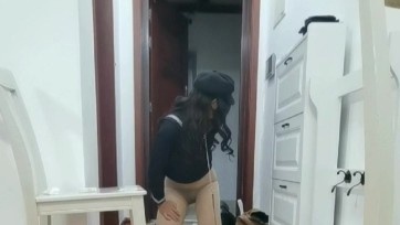 【hx0532】露出勾引任务1~在重金悬赏的任务要求下，带上项圈，插上超长尾巴，主动勾引外卖小哥，要求小哥帮忙拔下尾巴并抚摸自己~外卖小哥会有什么反应呢