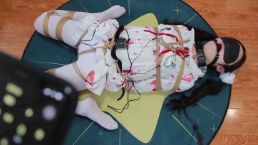 【FXX】不搞点刺激的显得对sm不太尊重 别被尖叫吓坏了 狂虐双马尾白丝小萝莉 悬吊昏迷失禁 这尿流得真的爱了 抽打腹部 TK白丝美足 电击虐胸 抽搐到意识模糊 结尾更有精彩**袋绝闷