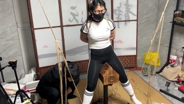 【缚予】木古三合一调教！时长接近一个半小时，一部更比三部强，开腿架、三角木马吊脚、强制踮脚罚站股绳拉扯三种惩罚轮番上阵，打屁屁更是超狠，屁屁都打红了，做在木马上还要被挠痒