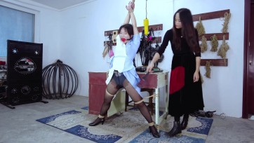 【樱束原创】《应聘风波》刚毕业的甜甜忐忑的来应聘M这份工作便答应绳师先给她绑上尝试一番！前手吊缚大字开腿带上口球各种TK口水直流，电击抽打疼的嗷嗷直叫不停的挣扎闪躲