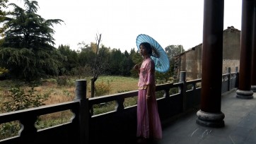 【胜景影视】古装女囚片《白丽娘》 白丽娘在被起解的路上被起歹意的衙差奸污杀害