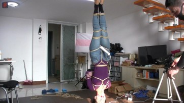 【绳之韵】绳模秀儿，牛仔裤、蛇缚、倒吊、震动、脱裤、露内，DD塞入+棒子外用、“双管齐下”、绳 奴深度TJ、现场访谈