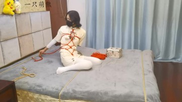 【一只萌熊】分腿日式下趴加并腿简易老虎凳两种床上固定惩罚自缚教程（两种都带了文字教程）