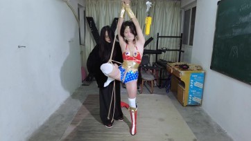 【樱束原创】《黑化神奇女侠》如何能把正义的神奇女侠和我们坏人同化呢！没了超能力的她也只能像普通人一样任由我们玩弄羞辱折磨！