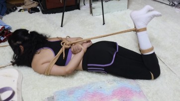 【荷仙少女】线下真实调教外五县瑜伽裤女奴，长腿母狗驷马虐待，强打的和痒刑恐惧，又命令到嘴巴塞入自己穿的白棉袜，期间命令不许停，一旦停止挣扎就要被虐打，瑜伽裤女不停哭泣