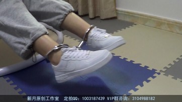 【新月原创】【玉箫】同好定拍 脚铐福利 小皮鞋帆布鞋 可爱女孩秀脚铐 自行带铐 走路踮脚