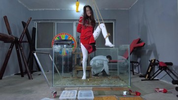 【樱束原创】《中国娃娃—与虫大战》旗袍女英雄被Q博士最新研制的毒气迷晕踮脚单脚吊在鱼缸之中群虫在她身上不停的爬着！怕虫的女英雄惊恐害怕的尖叫闪躲！徘徊在崩溃的边缘！