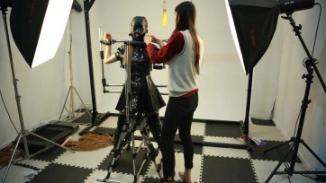 【四季屋】黑色乳胶衣 双玩具 郊狼拘束架！模特直骂人很有看点！