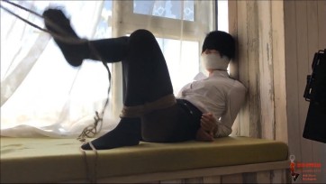 【BSD】高个美女被蒙眼,丝袜塞嘴后又用绷带封嘴，把她捆在飘窗上看她如何挣扎
