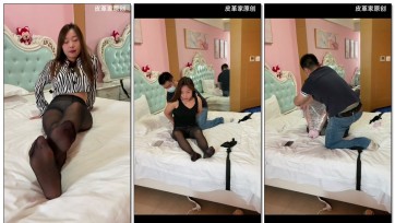 【皮革家原创】文静小师妹第三部 开始被大字束缚 强制挠痒 棒棒伺候 被刺激的都挣扎不动了 棒棒刑责挣扎的直接倒在床上 然后被用保鲜膜全身包裹 最后还加上了口舌侍奉