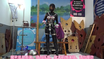 【束心工作室】兰兰黑色胶衣，贞操带套装，手笼头笼，手铐脚镣，高跟靴简单剧情