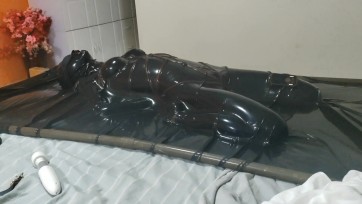 【小系】[伪娘]母狗另类乳胶圈养的一天