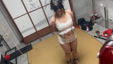 【缚予】线下真实调教之微胖妹子木古强制踮脚+水桶乳夹+股绳吊起拉扯+SP狠打屁屁/打耳光调教，妹子是个抖M，就喜欢被折磨