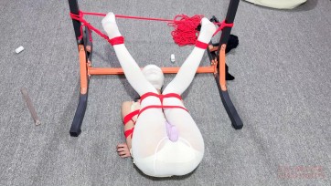 【三五小脚】喷出的Y水打湿了丝袜