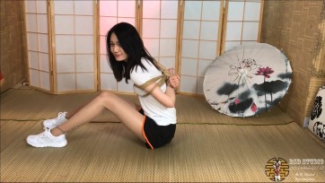 【BSD】高颜值小妹穿上运动装和丝袜体验捆绑带来的乐趣