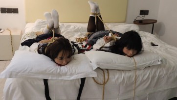 【荷仙少女】《陌生男在302房间的学生姐妹捕获调教》3 驷马绑学生姐妹，安玩具振+电击鞭虐+强迫语言羞辱口水+TK玩弄 最后被玩弄几乎晕厥学生姐妹意识模糊重复说：欢迎主人来玩我们两个