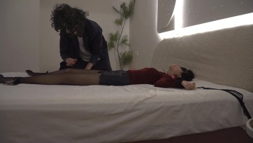 【豆子原创】黑丝长靴大长腿美女被大字束缚！挠痒痒+强制！