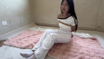 【禾一原创】新模(珞颖)胸大 腿长 小脚非常耐看 第一次体验捆绑 很甜的妹子～