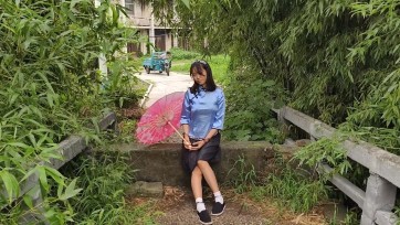 【束心工作室】兰兰五四学生装，布鞋，古桥，手铐脚镣游览，小花伞，小桥流水，蝉鸣，景色还不错，原声版无音乐配音