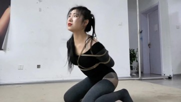 【逍遥】饱和式剧情 《吴晗精品剧情——被丝袜吞噬的美女 合集》 吴晗购买了奇怪的丝袜 一旦穿上就没法脱下 越挣扎包裹的越严密 最后双腿被丝袜完全吞噬~