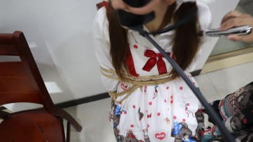 【荷仙少女】电击虐打两个洛丽塔少女物语，先让黑衣lo娘与男主共同欺负白衣lo娘，虐打电击这个可怜女孩，然后再把黑衣lo娘也绑在椅子上，互动折磨，两个一起虐打电击
