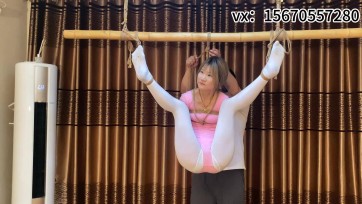 【山鬼工作室】小幼师软软练完功直接穿练功服来工作室，白丝及其诱惑。被主人用很羞耻的姿势吊起来玩弄，身体敏感的不能碰，棒棒刚放上去就受不住，股绳拉紧卡到缝里，被绑着喂...