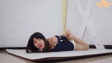 【clz原创】灵粒性感紫色短裙欧式驷马吊缚红色口球