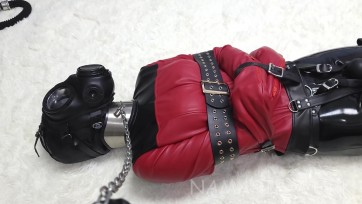 【Namarie Work】《假期我要被拘束-KIG乳胶娃娃拘束篇6》，全包胶衣拘束+ZD棒+G塞放置，防毒面具+H吸瓶