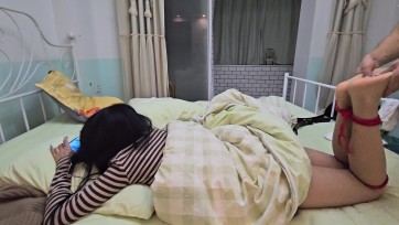 【那年原创】玩游戏的她，被捆着玩丝袜脚