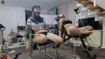 【绳之韵】曼琪、婉儿双人捆绑游戏，内衣、小T裤，分腿椅子缚，口球、开口器、极限禁锢，鞭因、TJ、强制GC比赛，看谁“更嗨”、更惨.！同时捆虐两个丰满小女生，“绳生”到达了