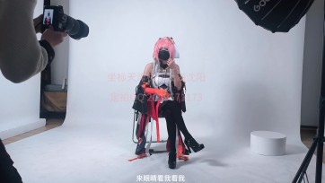 【雪宝日记】「鸣潮长离剧情」雪儿cos长离被猥琐摄影师欺骗，挑战挣脱绳子换照片，却被惩罚zdb。电击，最终被带回家，私弩训练【上集】