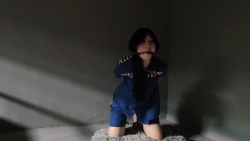 【鑫鑫工作室】新场地高颜值演技好模特吴晗出演贩毒女下集，被卧底帽子抓捕，审讯，因不听话被严加管教，五花大绑，手铐镣铐，押解逮捕，喜欢监狱片的有福啦~